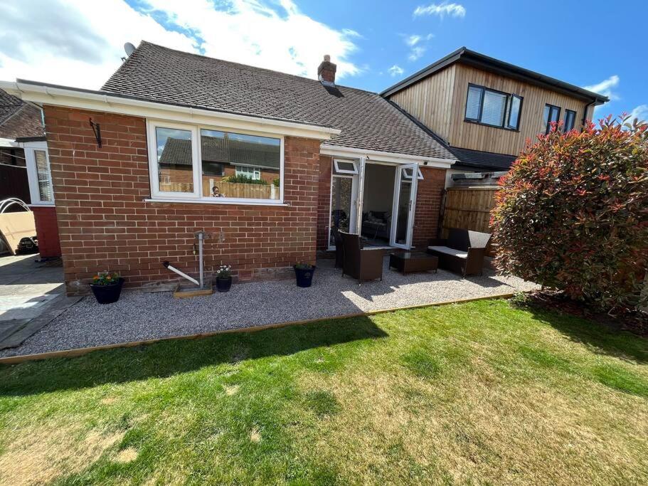 Idyllic Bungalow, Ideal Location In West Lancashire Burscough Esterno foto