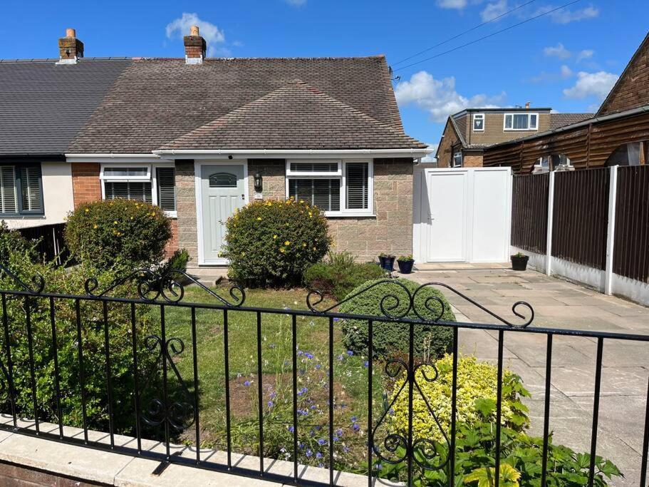 Idyllic Bungalow, Ideal Location In West Lancashire Burscough Esterno foto