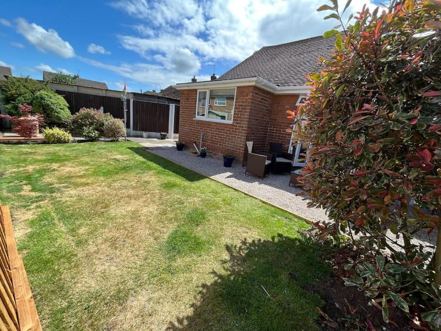 Idyllic Bungalow, Ideal Location In West Lancashire Burscough Esterno foto